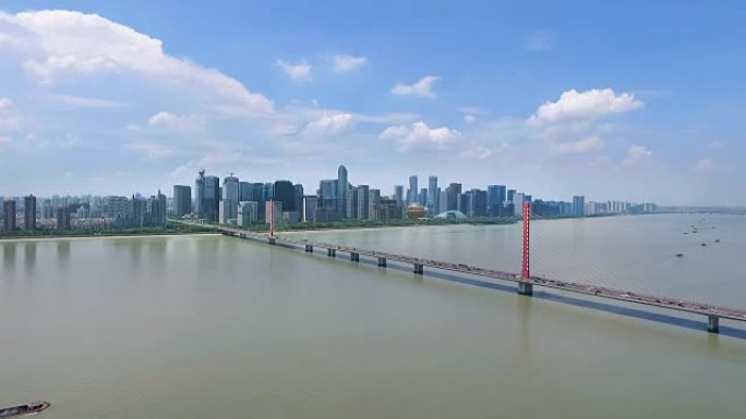 蓝天现代城市的河流桥梁和城市景观