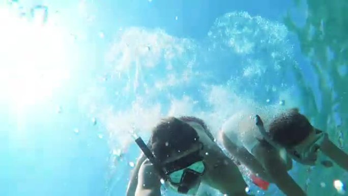 MS夫妇与可穿戴相机在蓝色海洋水下浮潜