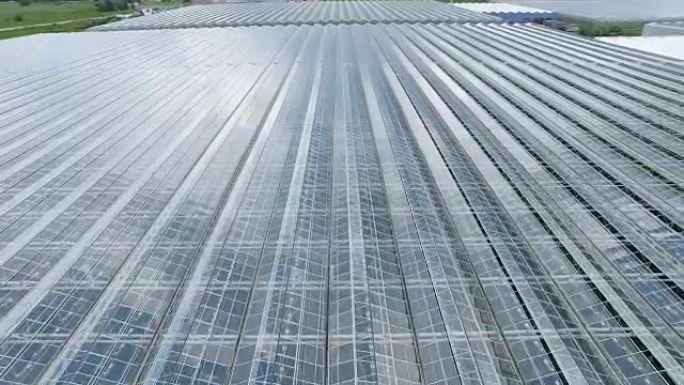 开放式屋顶瓦片的温室建筑。
