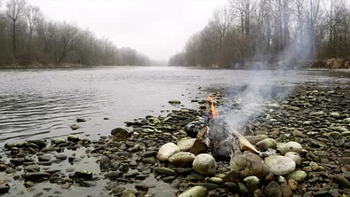 早上在河边篝火