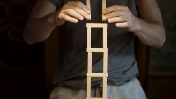 用木头游戏建造塔。风险隐喻