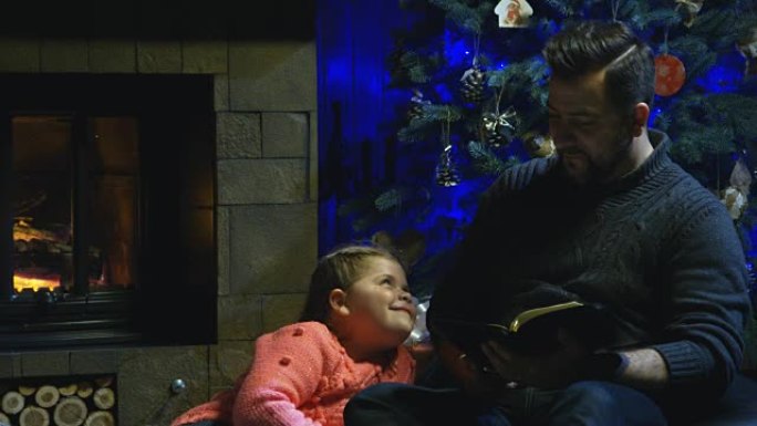 男人给女儿读圣诞故事