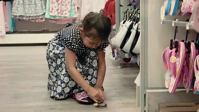 小女孩在商店里试鞋