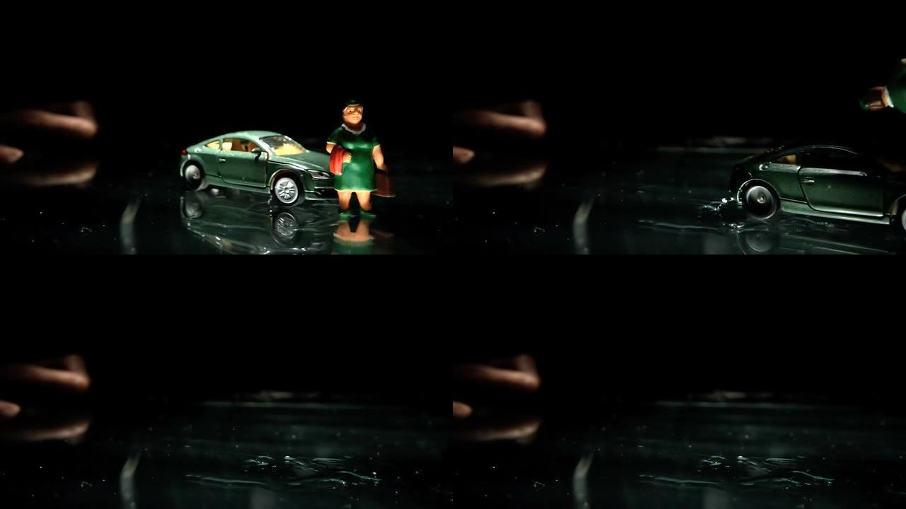 绿色玩具车撞女子小雕像