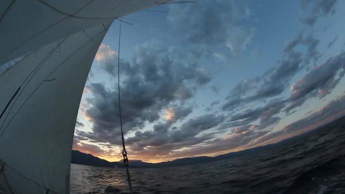 夜间赛船会航行浪花扬帆起航飞艇大海海面海