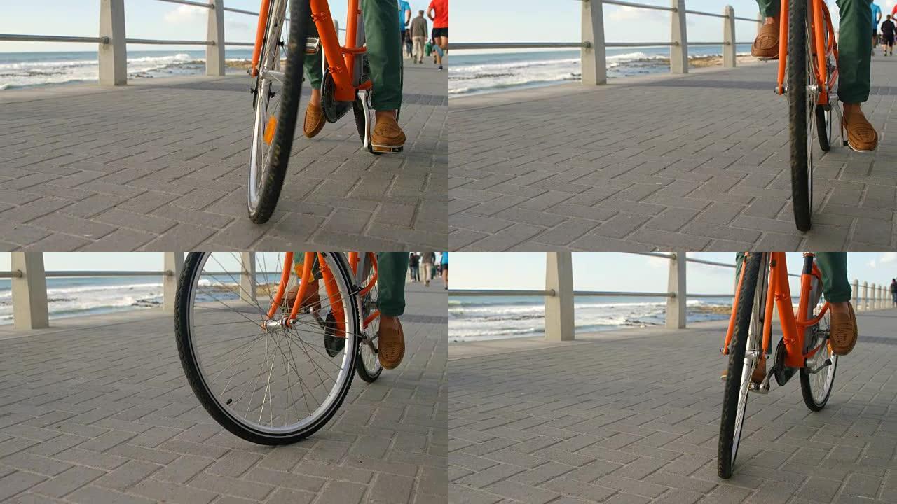 男子在海滩上骑自行车4k