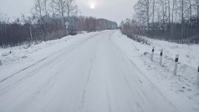 冬天开车穿过铁路道口