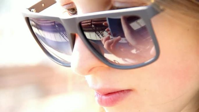 女孩和智能手机