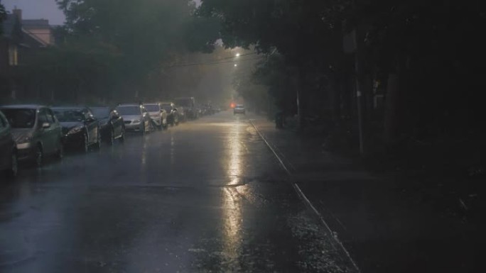 在暴风雨中建立夜间街道的镜头。