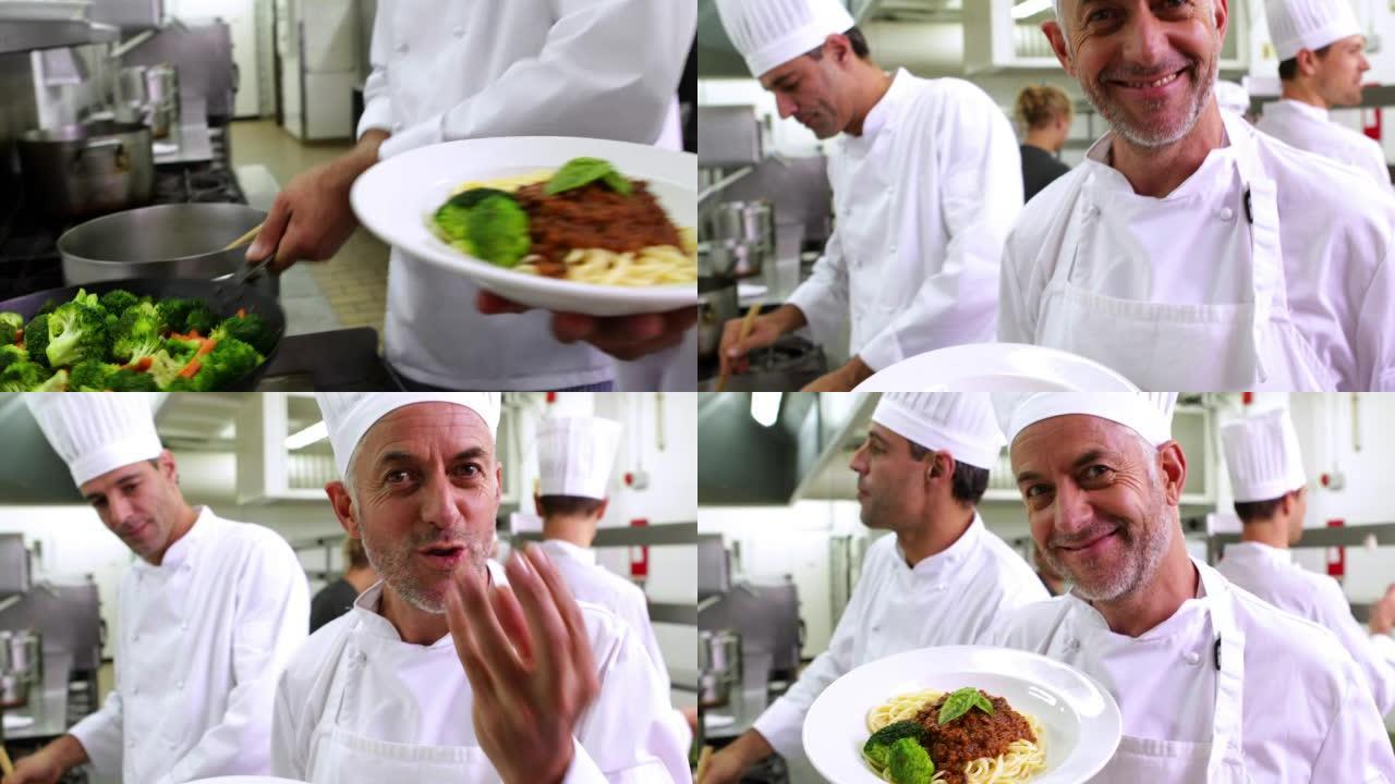 厨师向相机展示他的意大利肉酱