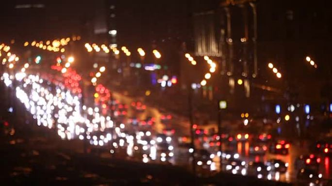 大城市道路的夜间交通，高速公路上的汽车灯