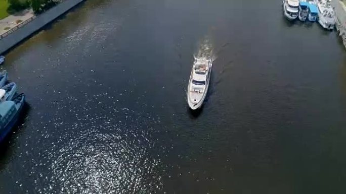 沿着河边移动的船的高角度。