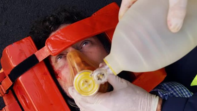 紧急医疗技术员放置氧气面罩