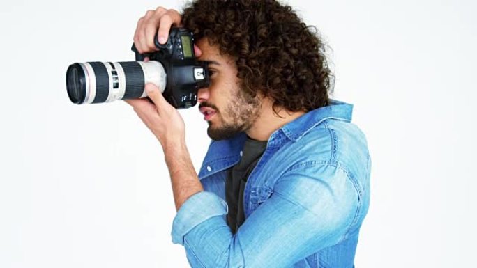 摄影师用专业数码相机拍照