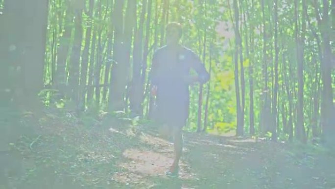 在森林里慢跑