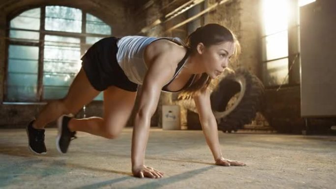 体育美女跑步平板支撑作为她的交叉健身，健身健身房日常训练的一部分。