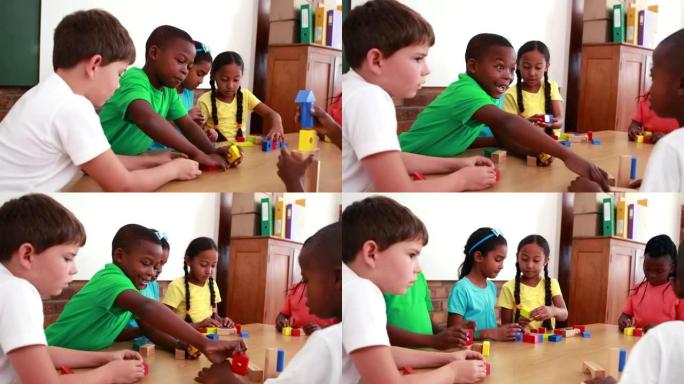学生在教室里玩积木