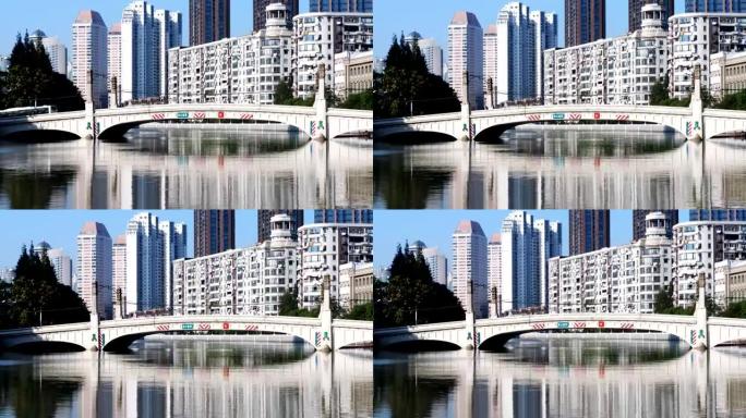 现代城市中城河上的混凝土桥