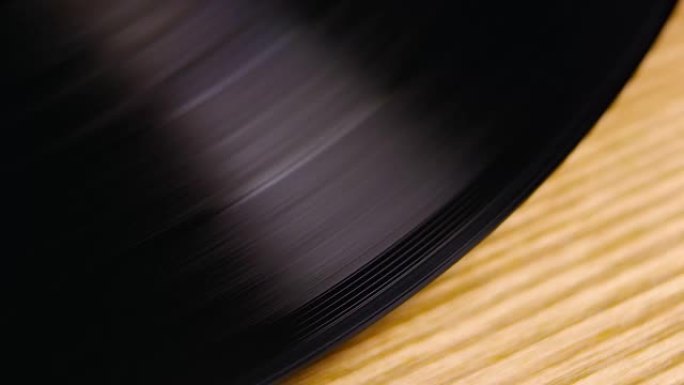 在R3D上拍摄的在转盘上旋转的黑胶唱片的特写部分