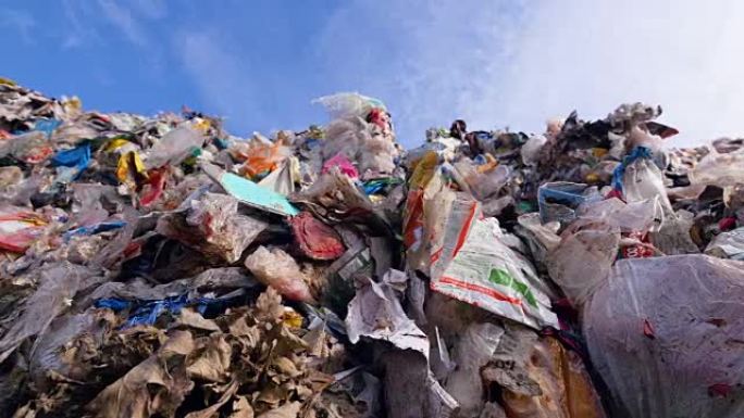 很多塑料，垃圾在填埋场。来自贝娄的城市垃圾倾倒。