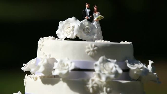 带礼帽的结婚蛋糕