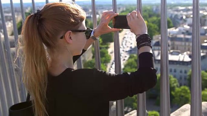 游客从凯旋门的顶部拍摄巴黎的照片