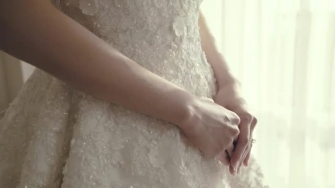 新娘手穿白色连衣裙
