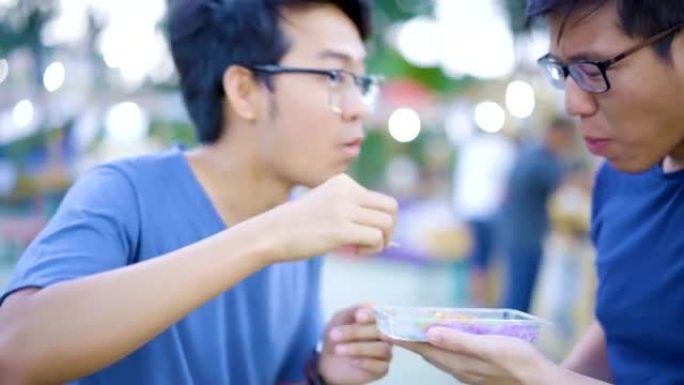 两名男子喜欢吃泰国街头美食