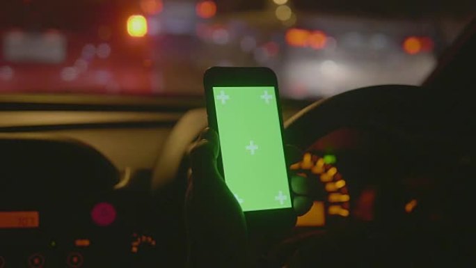 移动中: 在汽车中使用带有绿屏的手机