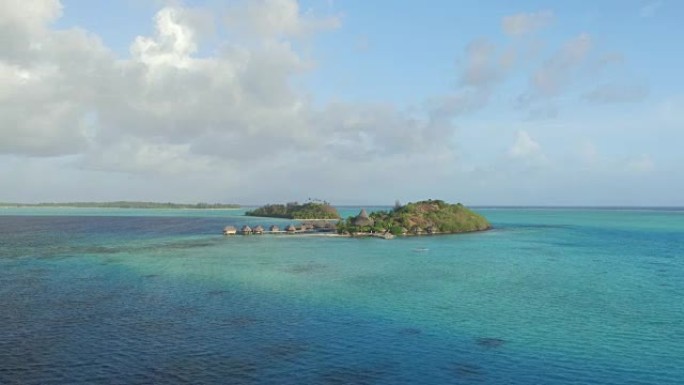 航拍:在美丽的夏日，飞往拥有豪华水上平房的私人岛屿上的完美度假酒店