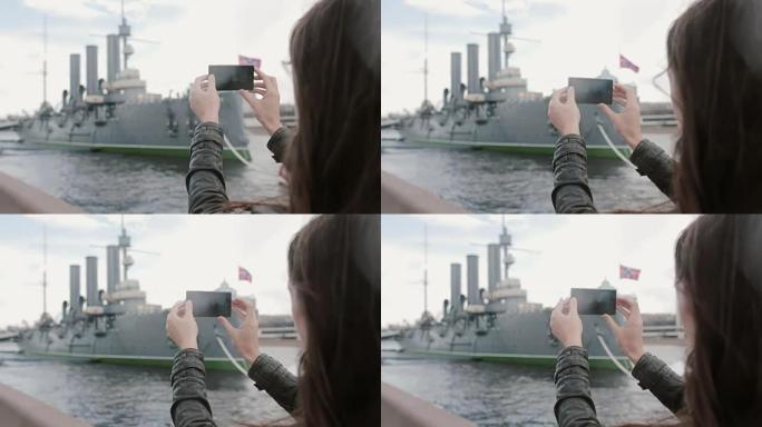 为圣彼得堡奥罗拉巡洋舰拍照的女孩