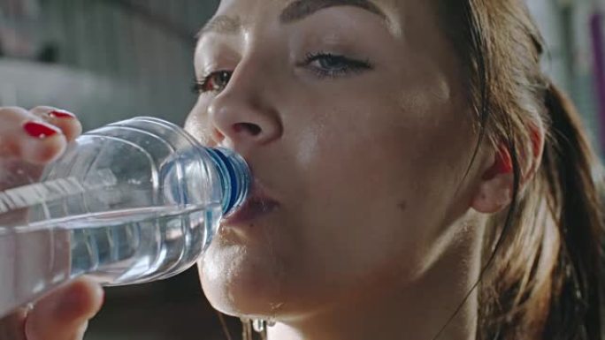 出汗的女运动员饮用水