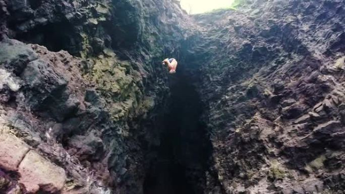 夏威夷的悬崖跳跃。夏季有趣的生活方式。