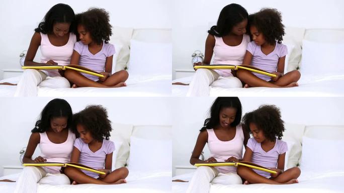 母亲和女儿看书