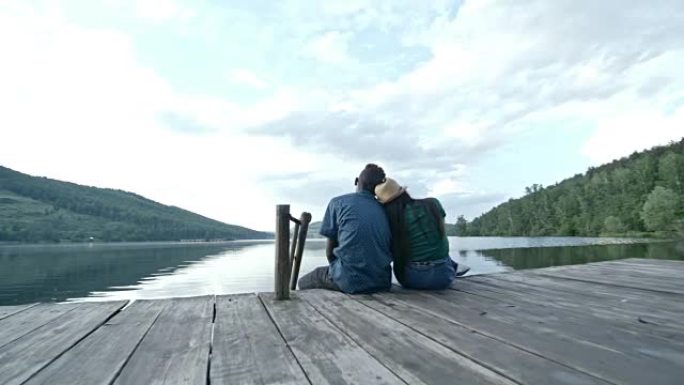 夫妇坐在湖边