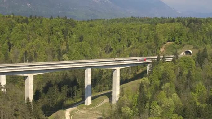 空中: 通往山下隧道的大公路高架桥