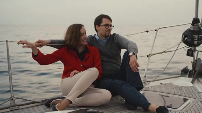 年轻夫妇在海里的游艇上度过浪漫时光。
