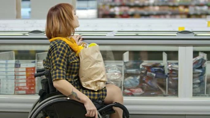 超市里坐轮椅的女士
