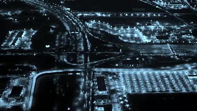 晚上有红绿灯的高速公路。通勤者，商务，速度，繁忙