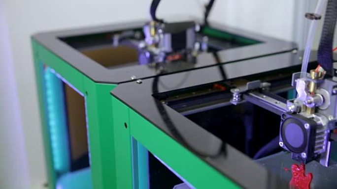 几台3D打印机工作用塑料丝打印塑料模型