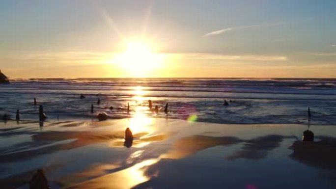 在西北太平洋地区以戏剧性的光线飞越海岸的空中日落景色