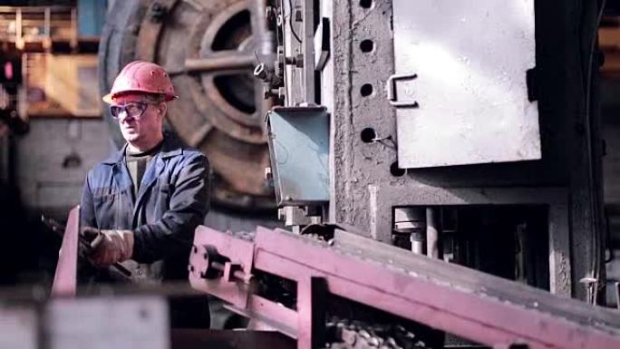 采矿和金属锻造厂。工人使用自动金属加工机操作