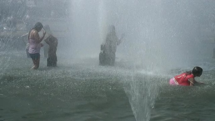 （HD1080i）炎热的夏日；喷泉中的孩子