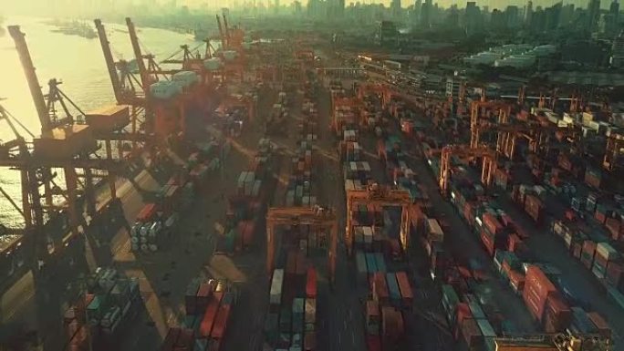带集装箱的工业港口，鸟瞰图