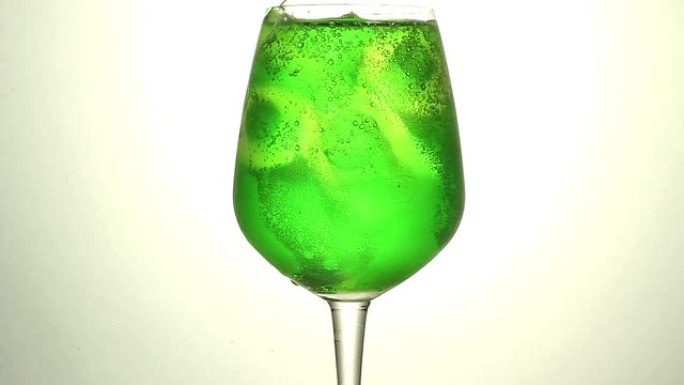绿色的水和冰绿色的饮料冰块