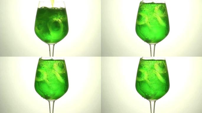绿色的水和冰绿色的饮料冰块