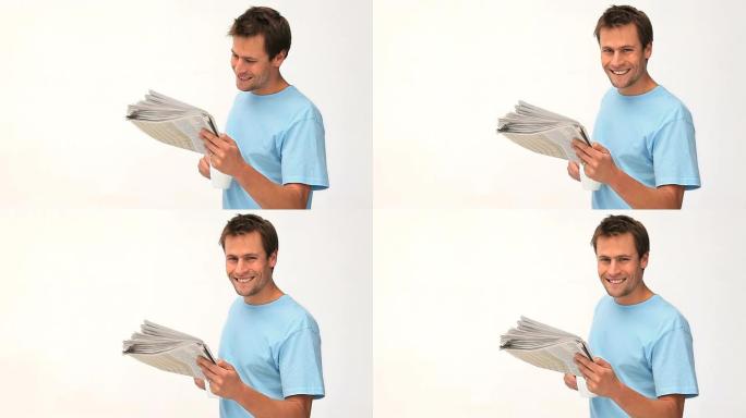 微笑的人读报纸