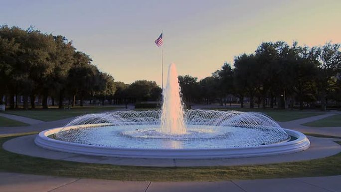 日落时的喷泉和美国国旗（高清慢动作）