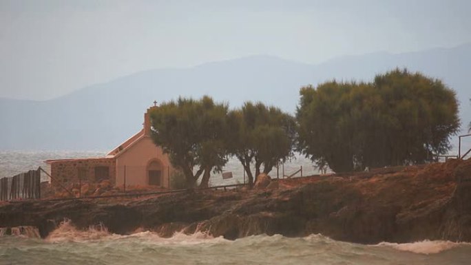 暴风雨，雨，雾，雾风景海滩悬崖。