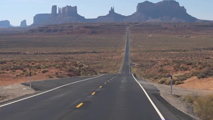 低角度视图: 通往美国犹他州标志性纪念碑谷的直线空路